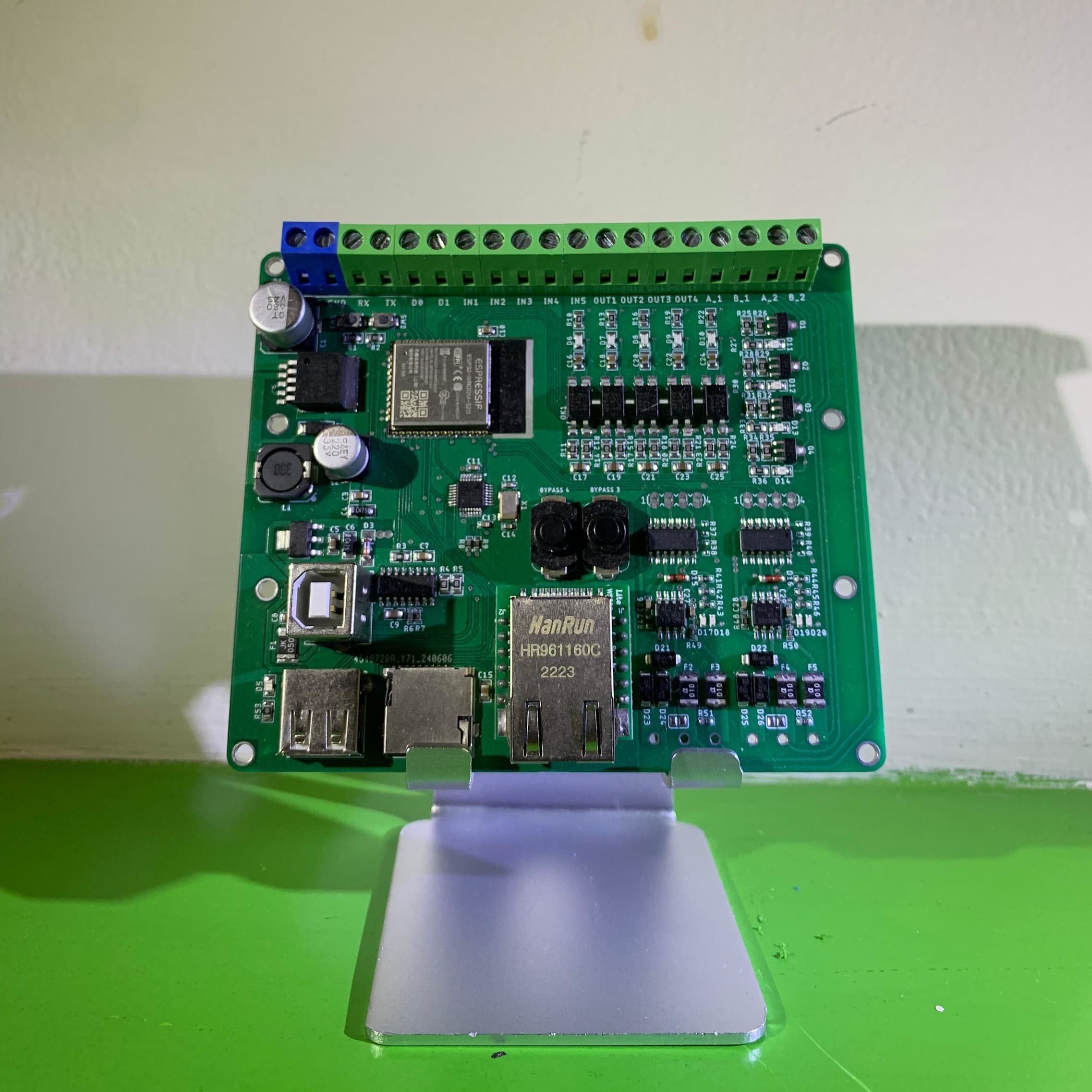 Hovtech Industrial IoT Controller H-3200 (ESP32-Powered)